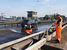 De Merwedebrug werd met water koel gehouden.