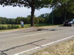 Door de hitte zijn de betonnen wegblokken gaan uitzetten. (Foto: Hans Hanegraaff)