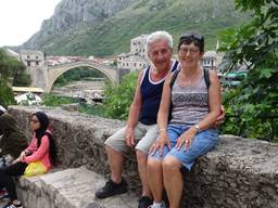 Jos en Riek Graat tijdens hun reis in Mostar (Foto: Jos en Riek).