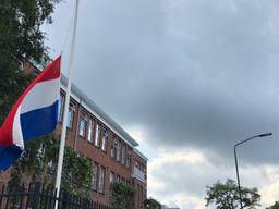 Bij de school hangt de vlag halfstok. (Foto: Birgit Verhoeven)