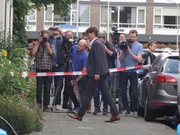 Burgemeester Depla gaat het huis van Megan binnen. (Foto: Perry Roovers/SQ Vision)