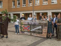 Protest bij het Paleis van justitie op de dag dat beroepszaken dienden, met links een 'verzuurde eik' (foto: Natuurmonumenten).