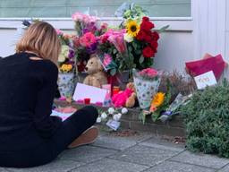 De 14-jarige Carlijn tekent de bloemen na. (foto: Eva de Schipper)