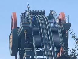 Passagiers worden uit de achtbaan bevrijd door Efteling-medewerkers. (Foto: Ciaran Kelleher via Twitter)