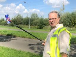 Marco Jansen haalt zwerfafval uit de berm in de Haagse Beemden. (P)