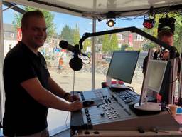 Dj Ivar in de studio van Wagenbouwers FM. (Foto: René van Hoof)