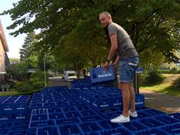 Bob stapelt de laatste kratjes op. (foto: Omroep Brabant)