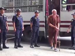 Johan van Laarhoven bij de rechtbank in Thailand (Foto: Youtube).