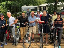Ambassadeur Pete Hoekstra heeft de eerste fietsroutes overhandigd gekregen.