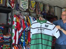 Groundhopper Riny van Groesen met één van zijn vele voetbal t-shirts (foto: Raoul Cartens)