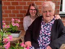 Kimberly Kremers (20) en haar oma Nel Jansen (77). (Foto: Eva de Schipper)