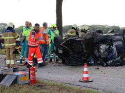 Een auto belandde op de kop. (Foto: Marco van den Broek / SQ Vision Mediaprodukties)