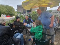 André Koolen serveert nog één keer koffie, friet, snacks en ijs in zijn snackbar (foto: Collin Beijk)