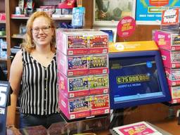 Medewerkster Loes van Roessel in de winkel waar het lot werd verkocht.(Foto: Loes van Roessel)