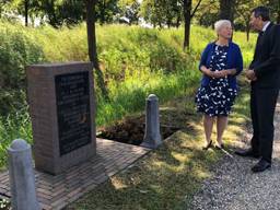 Burgemeesters Dilia Blok en Hubert Vos bij het monument voor de omgebrachte burgemeesters.