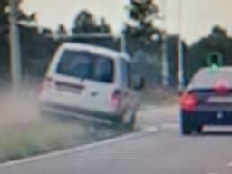 De bestuurder haalde via de berm in (foto: politie Helmond).