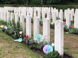 Papieren bloemen bij de oorlogsgraven. (Foto: René van Hoof)