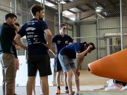 De studenten inspecteren hun levenswerk, de Stella Era (foto: TU/e).