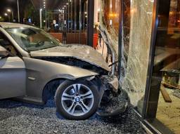 De auto eindigde tegen de gevel van het Bastion Hotel in Tilburg. (Foto: Toby de Kort)