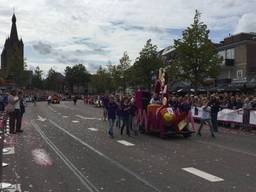 Overdreven zonnig is het niet bij het Bloemencorso in Valkenswaard, maar druk is het wel (foto: René van Hoof).