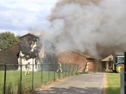 Er komt veel rook vrij bij de brand. (Foto: Harrie Grijseels / SQ Vision)