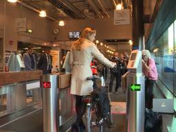 Wethouder Greetje Bos kan gelijk de Bredase stalling in lopen door een chip op haar fiets. (foto: Raoul Cartens)