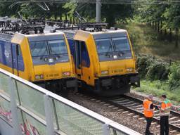 Gestrande reizigers stappen over naar een trein die ze naar Rotterdam brengt (foto: Dirk Verhoeven)