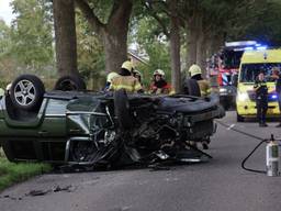 Bij een eenzijdig ongeval is een auto tegen een boom aangereden en over de kop geslagen (Foto: Marco van den Broek).