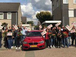 De blije winnaars in de Mastenbroekstraat in Tilburg. (Foto: Postcode Loterij)