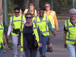 Met de wandelgroep kan Tonjo nog sneller fitcoins bij elkaar sparen.