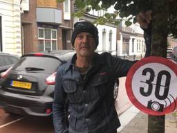 Stephan bij een zelfgemaakt verkeersbord (foto: René van Hoof).