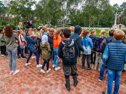 De kinderen mogen niet bij de bekladde grafzerken komen. (Foto: Dave Hendrik/SQ Vision)