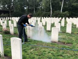 Archieffoto: schoonmakers proberen de graven in Mierlo schoon te maken (Foto: Imke van der Laar).