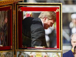 Koning Willem Alexander komt aan op het Binnenhof voor de troonrede. (Foto: ANP)