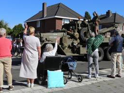 Zwaaien naar alle militairen die door de straten rijden. (Foto: Fabian Eijkhout)