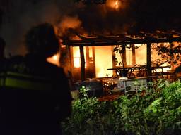 De houten woning werd door de vlammenzee volledig verwoest. (Foto: Perry Roovers, SQ Vision)