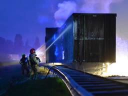 De brandweer bestrijdt het vuur in de vrachtwagen. (Foto: Johan Bloemers/SQ Vision)