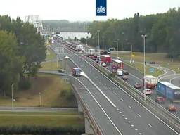 Het ongeluk op de A27 leidt tot een lange file. (Foto: Twitter Rijkswaterstaat)