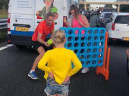 Bart en zijn collega's besloten in de file Vier op een rij te gaan spelen (Foto: Bart Verhees)