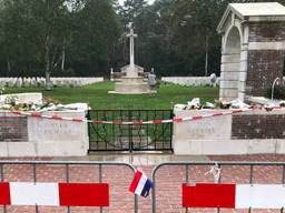 De oorlogsbegraafplaats is op tijd schoon voor de herdenking. (Foto: Alice van der Plas)