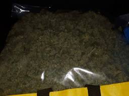 In de auto vond de politie een kilo hennep. (Foto: Facebook politie)