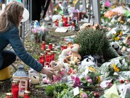 Na het ongeval legden veel mensen bloemen en knuffels neer bij het spoor in Oss. (foto: Kevin Cordewener)