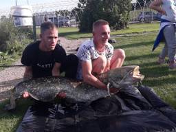 Jordy Marijnissen (links) en Dion Schouten met hun gouden vangst. (Foto: Rachelle van Hees)