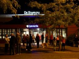 Bewoners van de wijk De Bunders voor De Stapperij. (Foto: Sander van Gils)