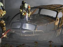 De brandweer kon niet voorkomen dat de boten uitbrandden. (Foto: Gabor Heeres/SQ Vision)