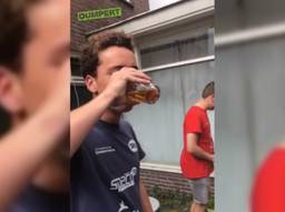 De jongen met een goudvis in zijn bier. (Foto: Dumpert)