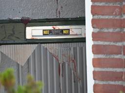 De ramen van een voordeur zijn kapot. (Foto: Persburo BMS)