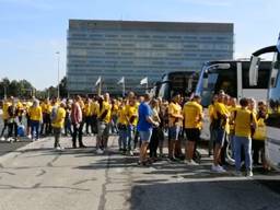 NAC-supporters bij de bussen op weg naar Volendam.