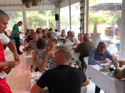 Gasten genieten van de gratis lunch in het restaurant (foto: René van Hoof).