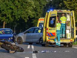 De motorrijder moest naar het ziekenhuis. (Foto: Tom van der Put/ SQ Vision)